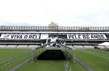 Fotografía del estadio de Vila Belmiro, sede del club del Santos que se prepara para recibir al exjugador Pelé, el lunes 2 de enero, en la ciudad de Santos (Brasil).