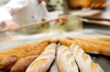 Ohlala-by-french-fanfan-boulanger-enfourne-baguette-1024x988