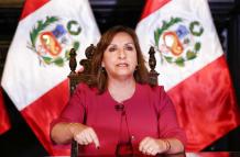 Fotografía cedida por la Presidencia del Perú que muestra a la mandataria Dina Boluarte durante un mensaje televisado a la nación, hoy, en Lima (Perú).