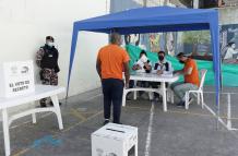 Referencia. Con esta foto, funcionarios del CNE aplaudían la participación de los PPL en las urnas en 2021.