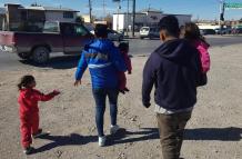 Una familia de migrantes venezolanos, permanecen en las cercanías del Río Bravo, el 31 de enero de 2023, en Ciudad Juárez, Chihuahua (México).
