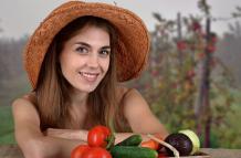 Mujer comiendo verduras