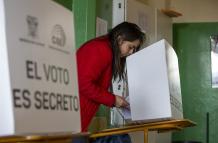 Ciudadanos ecuatorianos acuden a votar en las elecciones locales de Ecuador y el referéndum promovido por el Gobierno para reformar la Constitución hoy, en Quito (Ecuador).