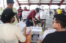 Ciudadanos ejerciendo su voto antes de que cierren los recintos electorales.