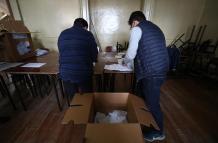 Votantes participan en una jornada de elecciones locales y referéndum constitucional en Quito (Ecuador).