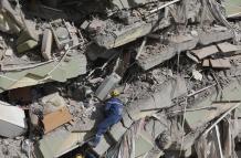 El equipo de rescate francés Corps Mondial de Secours con su perro de búsqueda busca supervivientes del terremoto entre los escombros de un edificio derrumbado en Kahramanmaras, Turquía, el 11 de febrero de 2023.