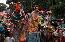 Miembros de la comparsa callejera 'Saia de Chita' celebran durante el domingo de carnaval hoy, en de la ciudad de Sao Paulo (Brasil).