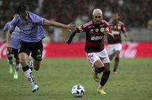 Giorgian de Arrascaeta (d) de Flamengo disputa el balón con Richard Shunke de Independiente del Valle