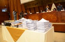 Escenario. Las pruebas que según la Comisión sostenían el informe que recomienda el juicio político contra Lasso estaban apiladas sobre la mesa.