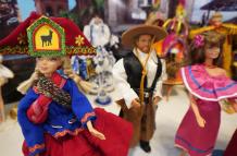 Fotografía de una maqueta que representa los trajes típicos bolivianos durante una exposición de más de 3.000 muñecas Barbie, en La Paz (Bolivia).