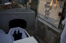 Fotografía de archivo en la que se registró el detalle de un ataúd, en un cementerio de Puerto Príncipe (Haití).