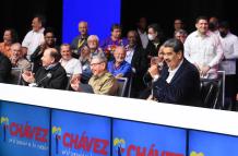 Fotografía cedida por prensa de Miraflores donde el presidente de Venezuela, Nicolás Maduro (d), junto al expresidente de Cuba, Raúl Castro (c) y el presidente de Nicaragua Daniel Ortega (i)