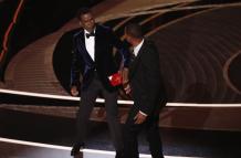 Fotografía de archivo fechada el 28 de marzo de 2022 que muestra al actor Will Smith (d) mientras abofetea al presentador de la gala Chris Rock.
