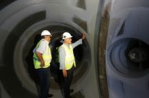 Revisión. El exministro de Energía Carlos Pérez durante un recorrido por el túnel del proyecto y constatar la existencia de fisuras en la construcción.