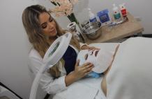 La esteticista Lissette Ulloa aplica la carboxiterapia a una paciente