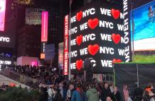 Registro este sábado, 25 de marzo, del nuevo logo "We Love NYC", en una de las pantallas del icónico sector de Times Square, en Nueva York (NY, EE.UU).