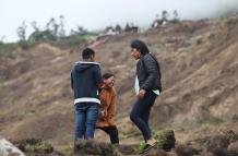 Dolor. Habitantes llegan hasta la zona 0 de Alausí para buscar a sus familiares que están sepultados.