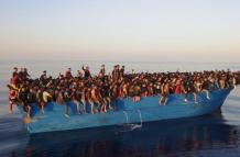 Referencia. Más de 500 migrantes en una barcaza esperaban a ser rescatados este sábado frente a la isla de Lampedusa (Italia) en 2022.
