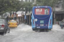 Consecuencia. La urbe lidia con el tráfico vehicular en cada aguacero que cae, que provoca inundaciones.