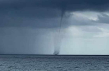 El hecho provocó que caiga una fuerte lluvia acompañada con vientos