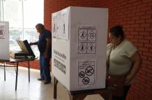 Personas votan hoy en Lambaré (Paraguay).