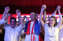 El presidente electo del Partido Colorado, Santiago Peña, celebra junto a su esposa Leticia Ocampos tras su victoria, hoy en Asunción (Paraguay).