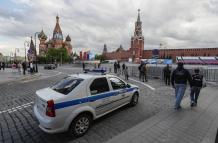 Un coche de policía frente al Kremlin y la Plaza Roja de Moscú, este miércoles.