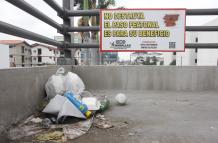 Basura en paso peatonal