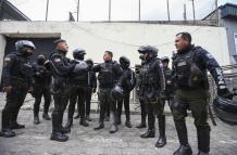 Integrantes de la policía nacional de Ecuador esperan hoy, frente a la cárcel de El Inca, en Quito (Ecuador)