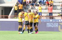 Festejo amarillo: Fernando Gaibor, Titi Ortiz, Damián Díaz y Francisco David Fydriszewski en el estadio Chucho Benítez.
