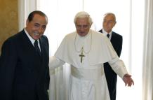 El papa Benedicto XVI recibe en el Vaticano en 2008 al entonces primer ministro italiano, Silvio Berlusconi.