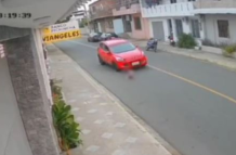 Niño de 7 años es sorprendido por un carro rojo. El menor logró salvarse.