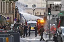 París (Francia), 21/06/2023.- Servicios de emergencia francesa trabajan después de una explosión gasista en París.