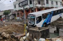 El bus quedó incrustado entre fierros, en la 19 y Argentina.