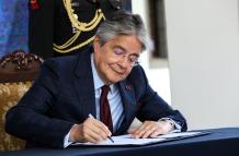 Guillermo Lasso firma decreto.