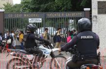 Policías en colegios