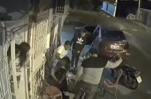 Kelvin Suárez se desplomó y fue a dar al piso, luego de recibir el tiro.