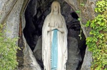 Una foto en la que se ubica a la gruta con la famosa imagen de la Virgen de Lourdes.