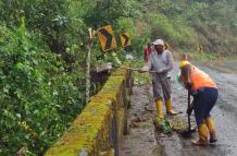Trabajadores en una vía Latacunga-La Maná