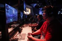 Personas juegan a Call of Duty durante la Electronic Entertainment Expo.
