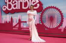 La actriz australiana Margot Robbie posa en la alfombra rosa del estreno europeo de 'Barbie' en el centro de Londres, Reino Unido, el 12 de julio de 2023.