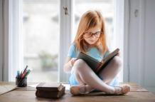 Si al leer, el niño se acerca mucho al libro puede ser síntoma de alguna anomalía visual