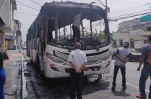 Una explosión alertó a los ciudadanos sobre el incendio del bus.