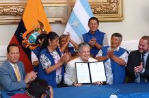 La firma del Decreto Ley se dio en la Gobernación del Guayas, con la presencia de personas que se dedican a las actividades de reciclaje de productos plásticos.