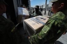 Militares distribuyen material electoral de cara a las elecciones presidenciales y legislativas extraordinarias de Ecuador, hoy, en Quito (Ecuador).