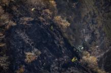 Los bomberos de Quito trabajaron en un terreno complicado para contener las llamas.