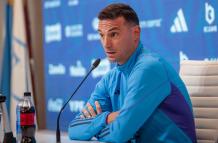 El entrenador de la selección argentina de fútbol, Lionel Scaloni, habla durante una rueda de prensa hoy, en Ezeiza (Argentina). EFE/Luciano González