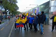Hinchas ecuatorianos en los alrededores del estadio Monumental en buennos Aires, Argentina.