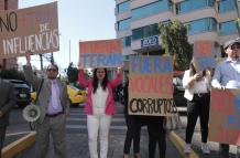 Ciudadanos con pancartas pidiendo la salida de Wilmán Terán.