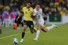 Kendry Páez (i) de Ecuador disputa el balón con Manuel Ugarte Ribeiro de Uruguay